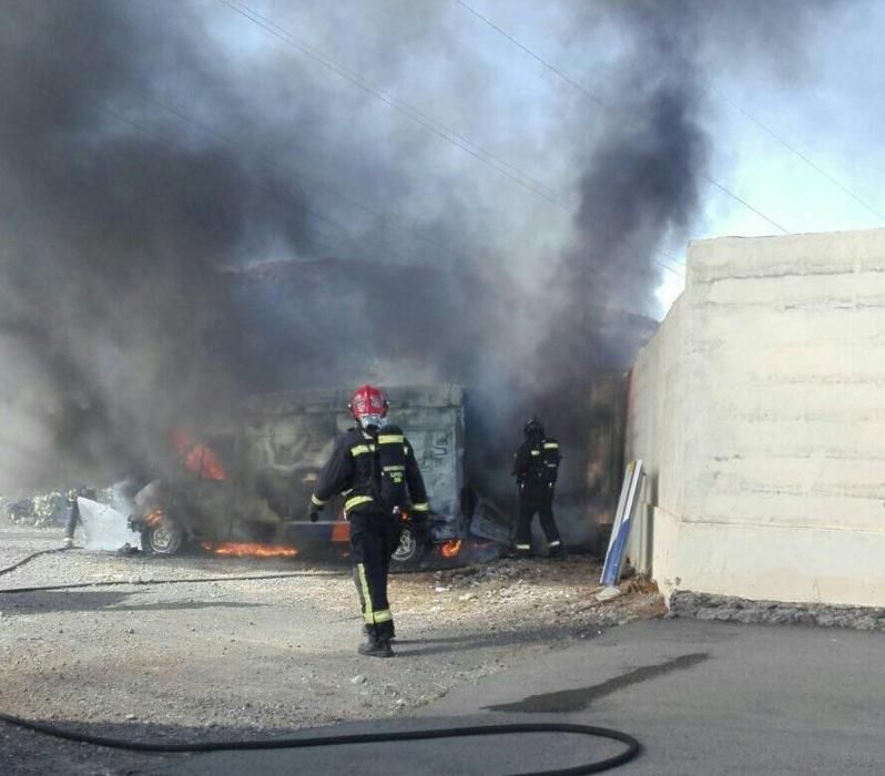 Incendio en Salto del Negro de tres ambulancias y un furgón