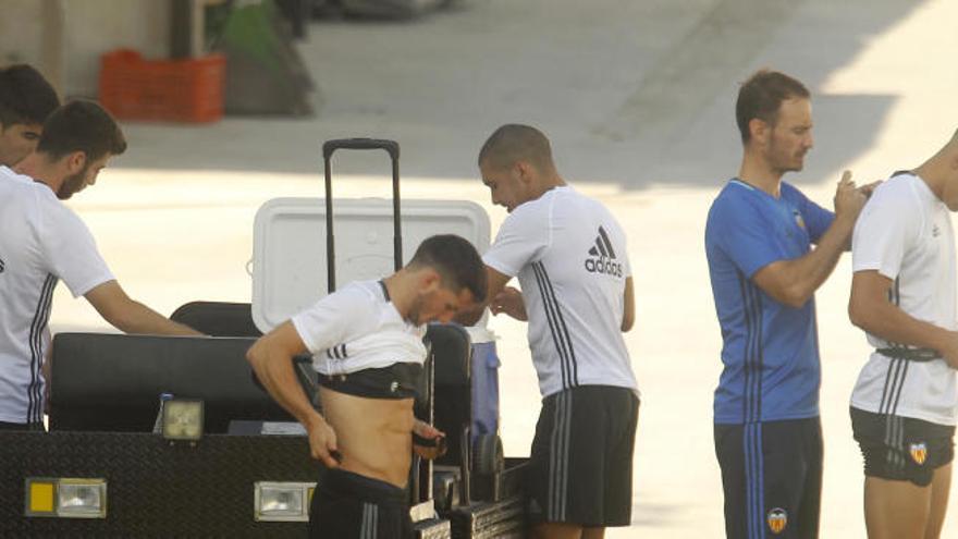 Los jugadores del Valencia CF se preparan para salir al entrenamiento.