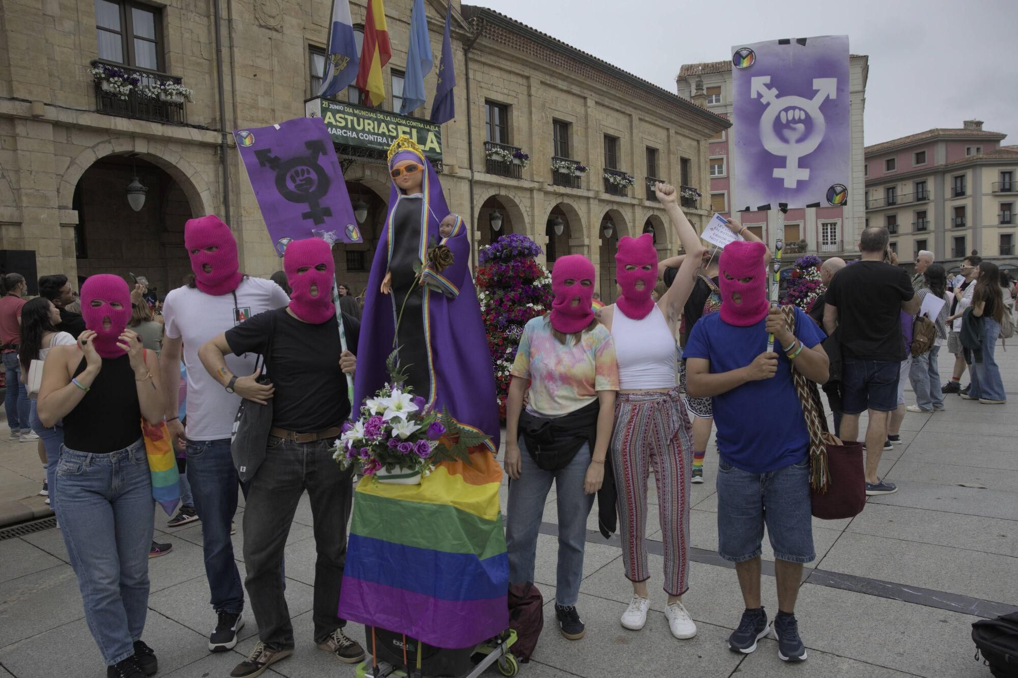 En imágenes: Así fue la manifestación LGTBI de Avilés, con "Santina de Queervadona" incluida
