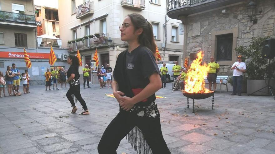 Sant Vicenç rep en cercavila la flama del Canigó