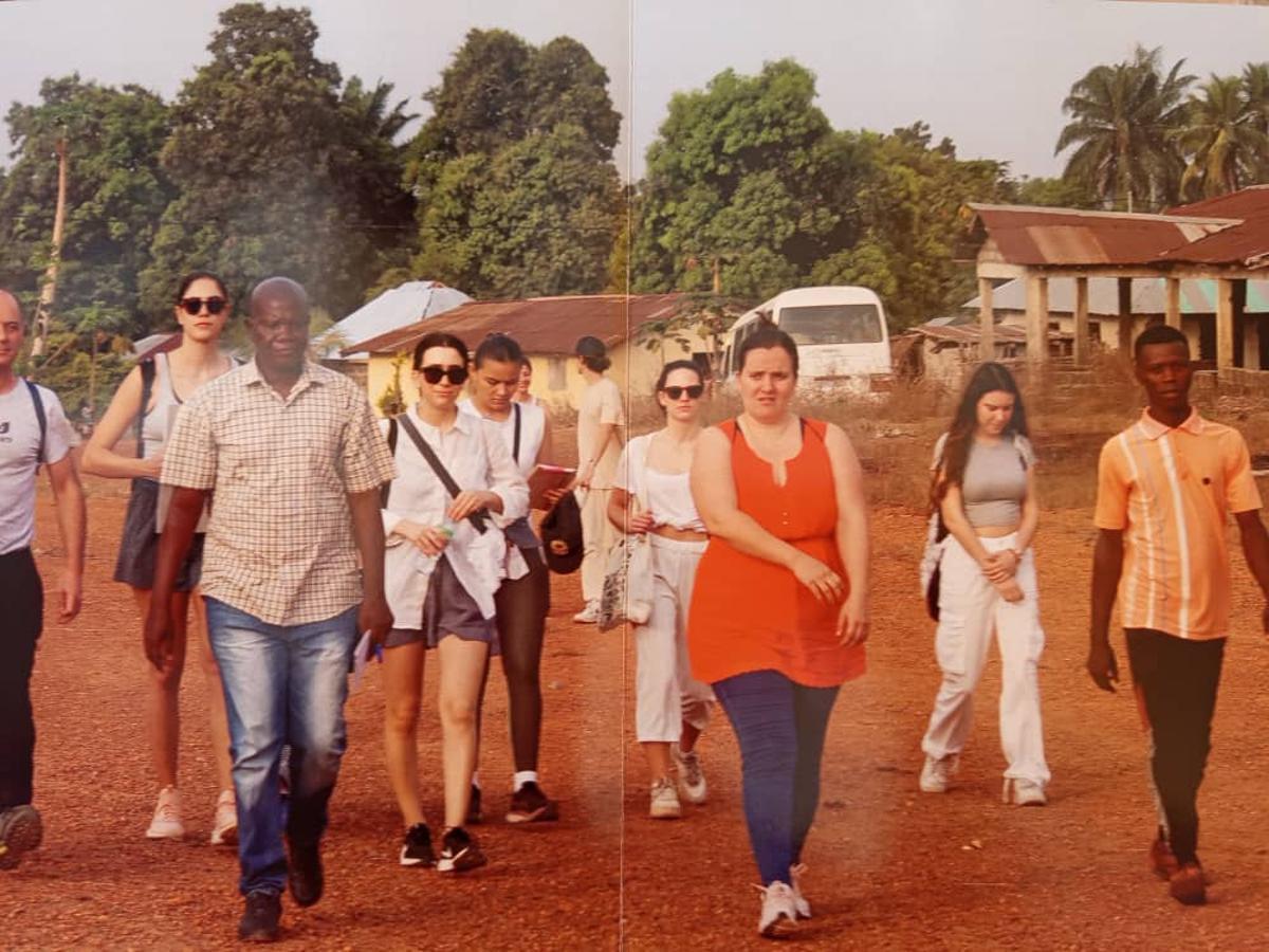 Clara Abella, de rojo, junto a otras estudiantes en uno de sus primeros viajes a Sierra Leona.