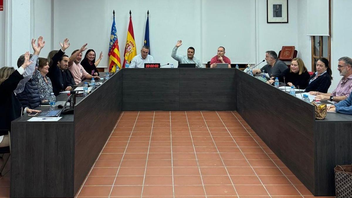 Votación de los presupuestos de Rocafort en el último pleno municipal.