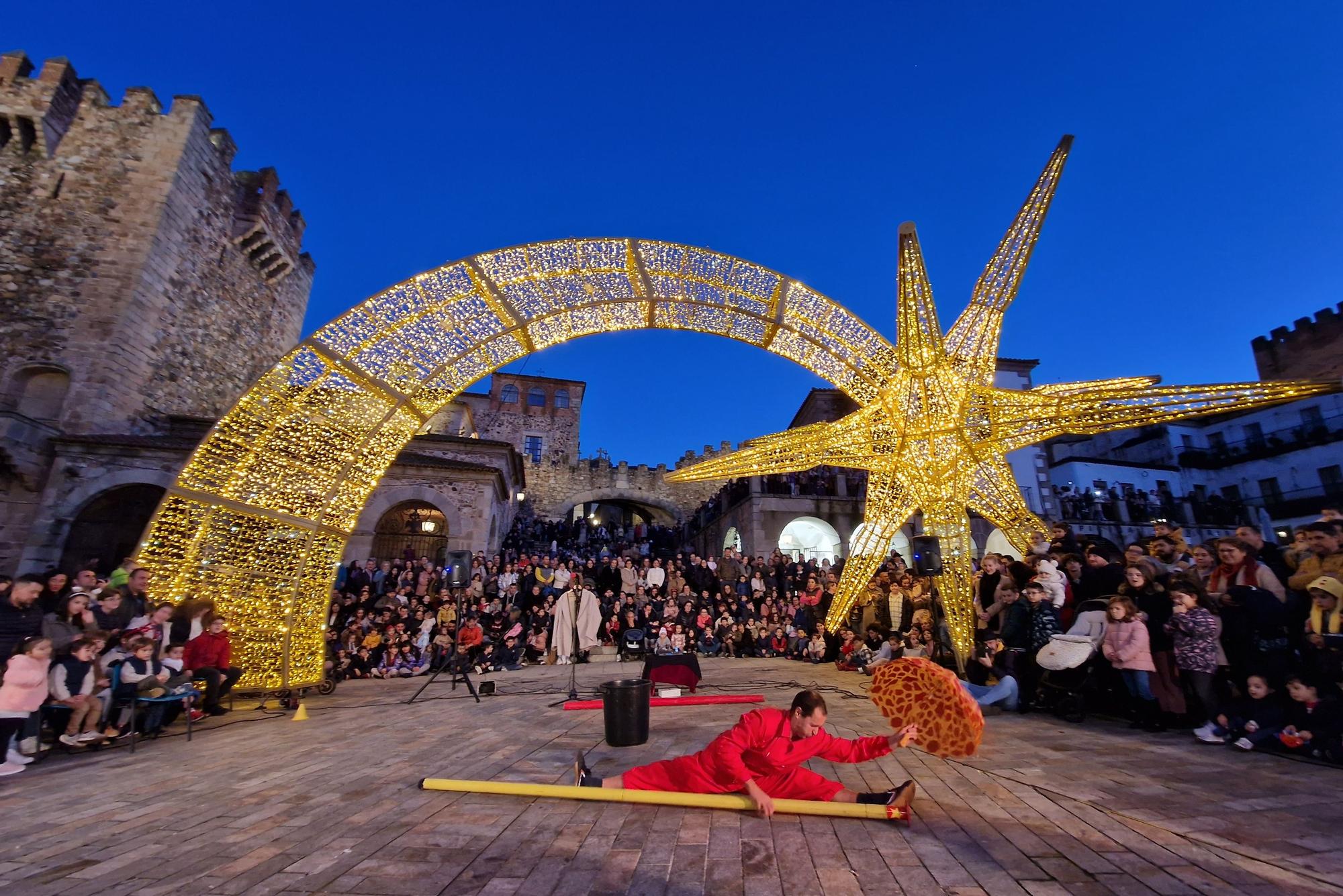 El pasacalles navideño de Cáceres cautiva a los ciudadanos