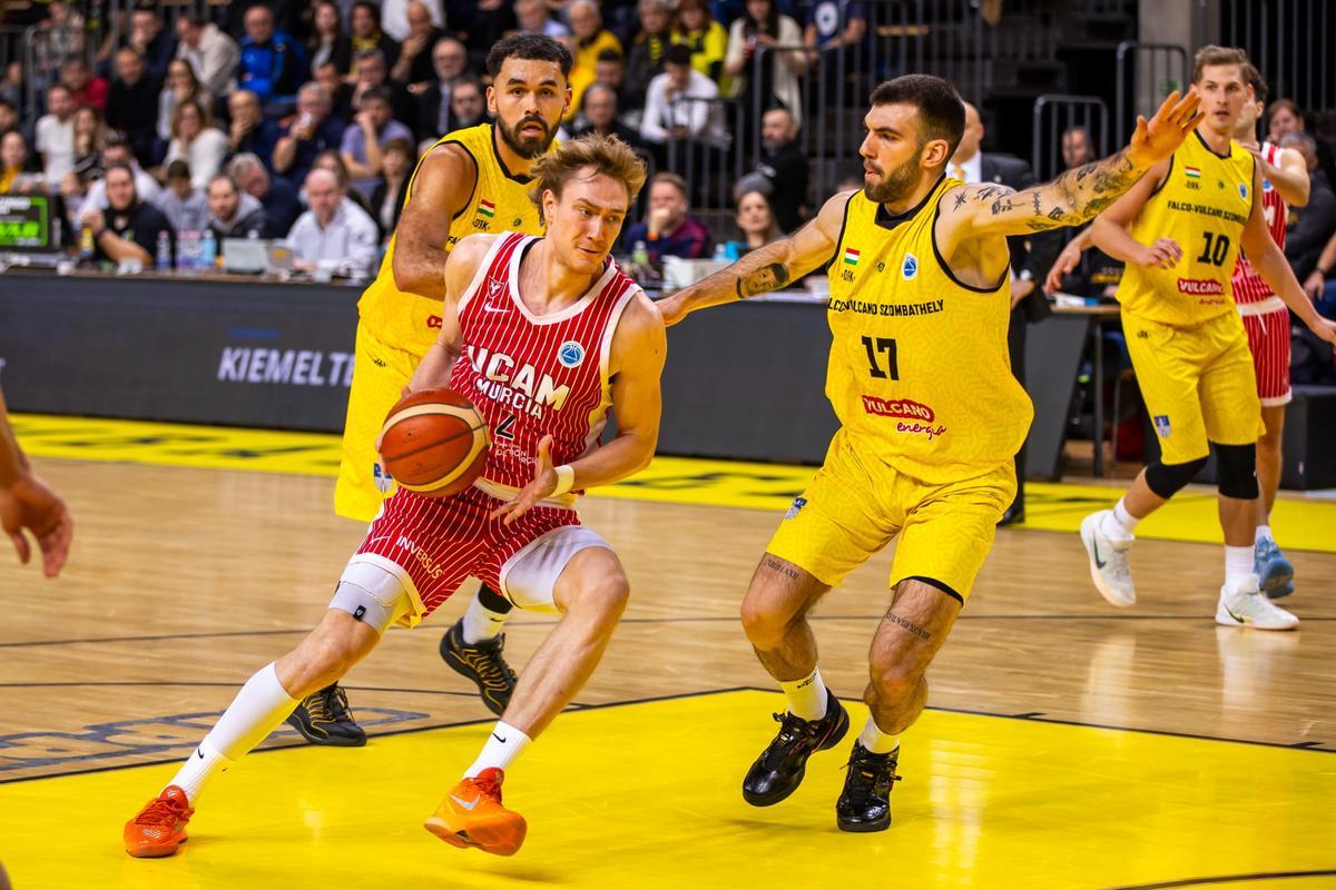 Sander Raieste, del UCAM Murcia, durante el partido ante el Falco en Hungría.