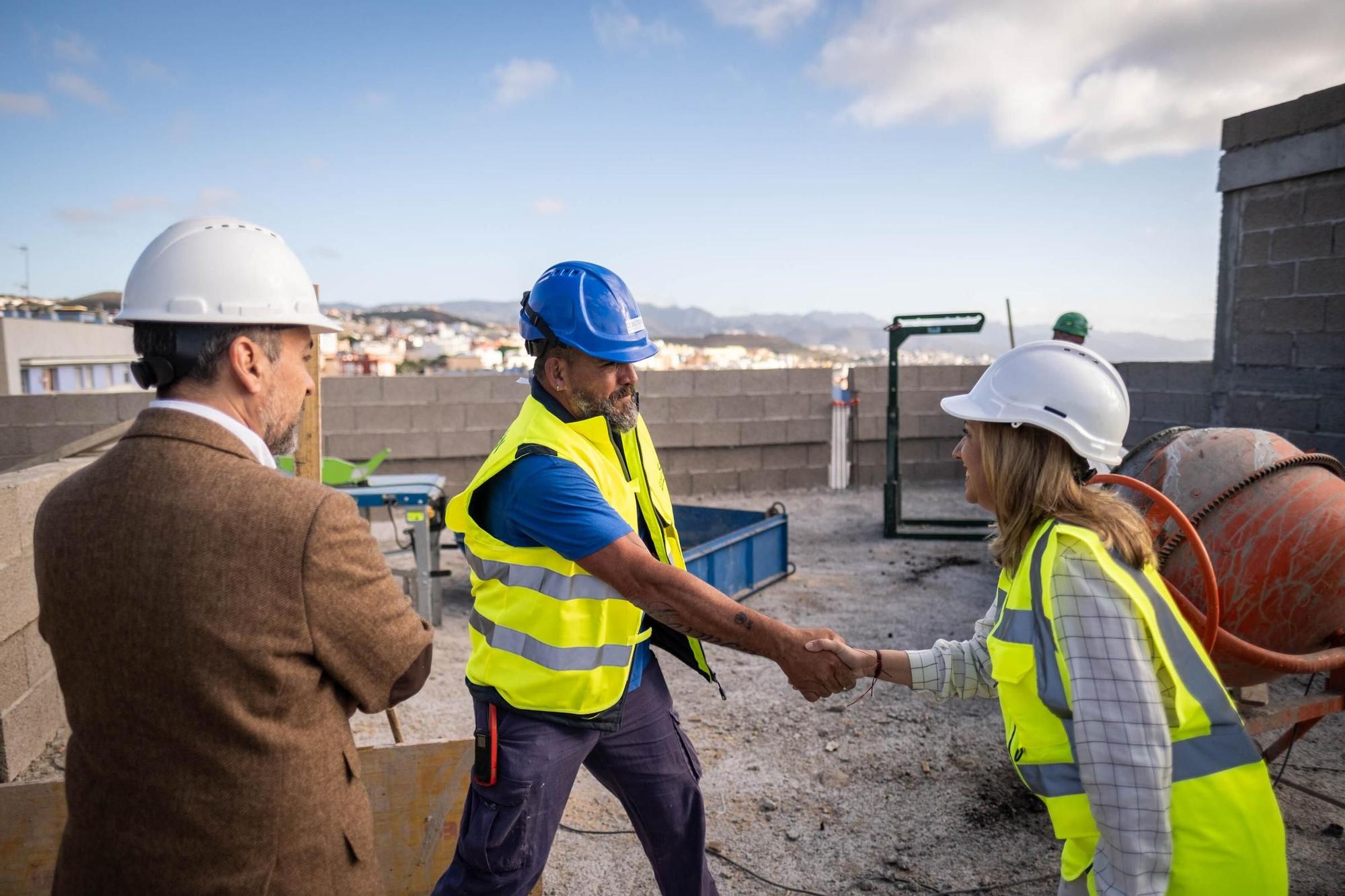 Visita a las obras de las viviendas en La Gallega, con el consejero de Obras Públicas