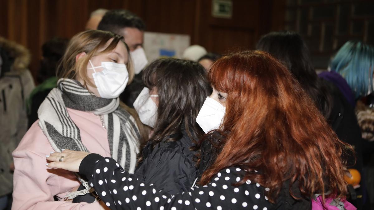 Los refugiados ucranianos a su llegada al colegio de Sotrondio.