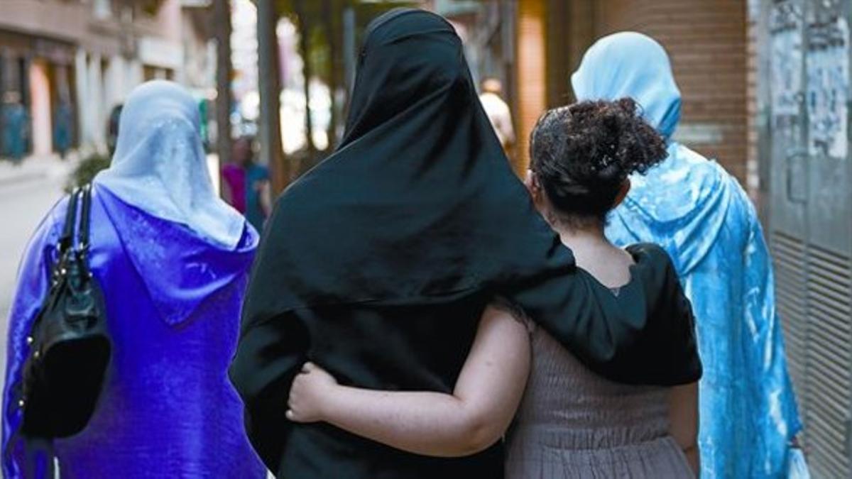 Mujeres musulmanas caminan por una calle de Salt.