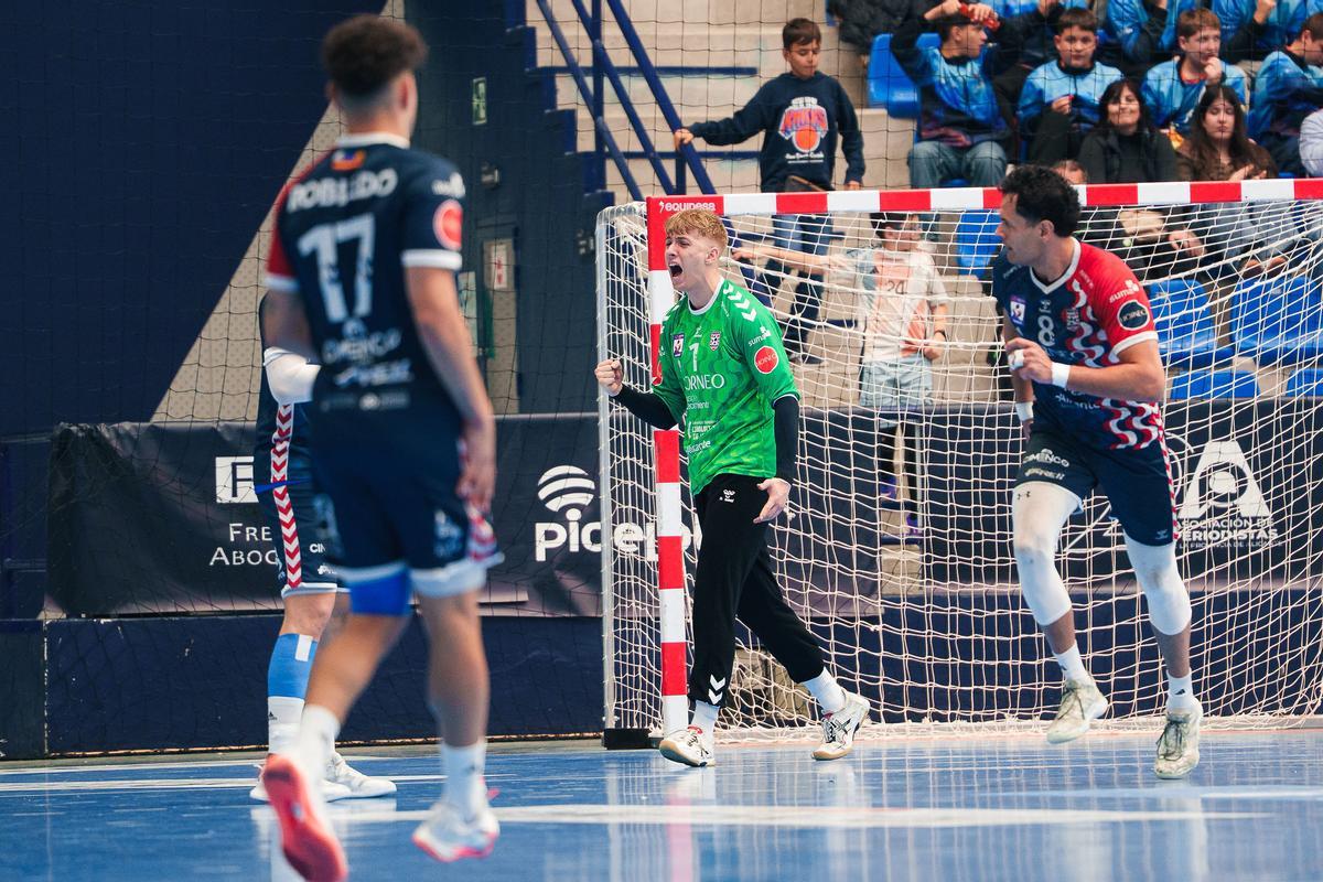 David Faílde festeja una parada en la portería del Horneo Alicante durante un partido en el Pitiu Rochel.