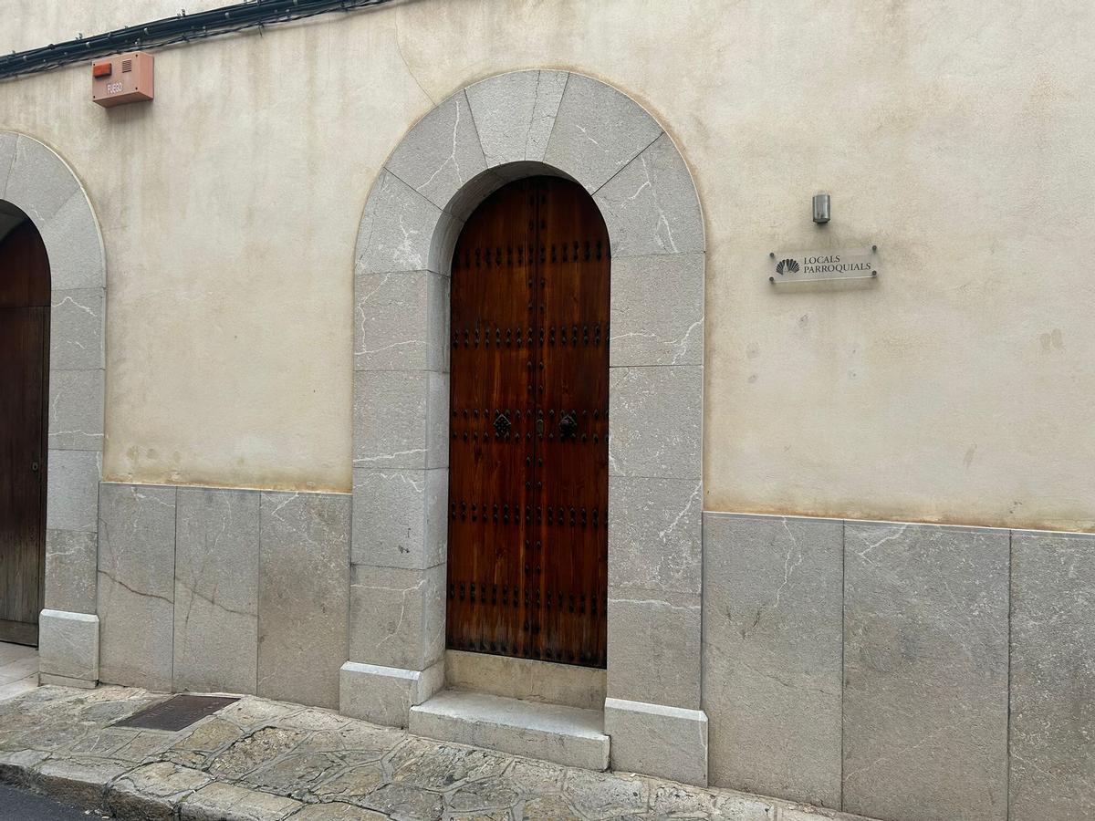 Puerta de entrada a los locales parroquiales.