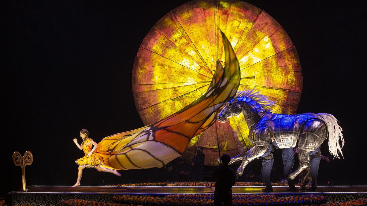 El escenario de LUZIA es giratorio y es el primero en usar el elemento agua en sus actuaciones.