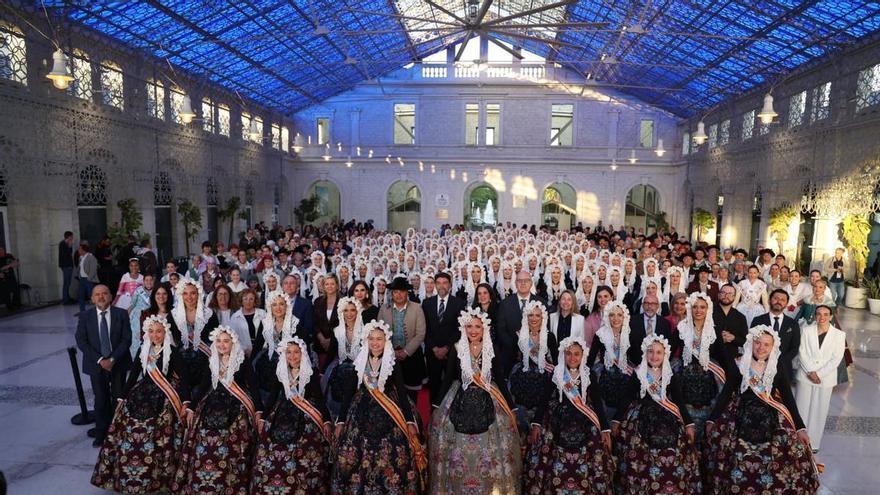 Las candidatas adultas e infantiles a Bellea del Foc, en la recepción municipal en Casa Mediterráneo