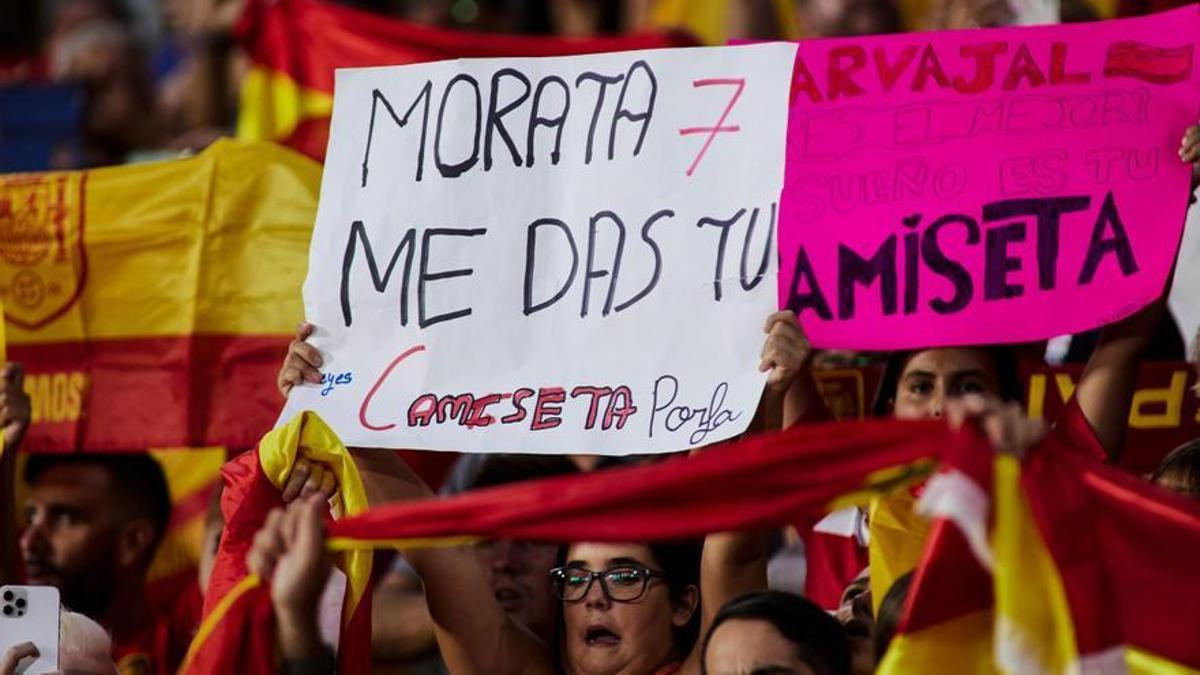 Aficionadas del España-Chipre les piden sus camisetas a Morata y Carvajal.