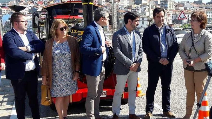 El alcalde de A Guarda conversa con Montse Magallanes, ayer. // D.P.