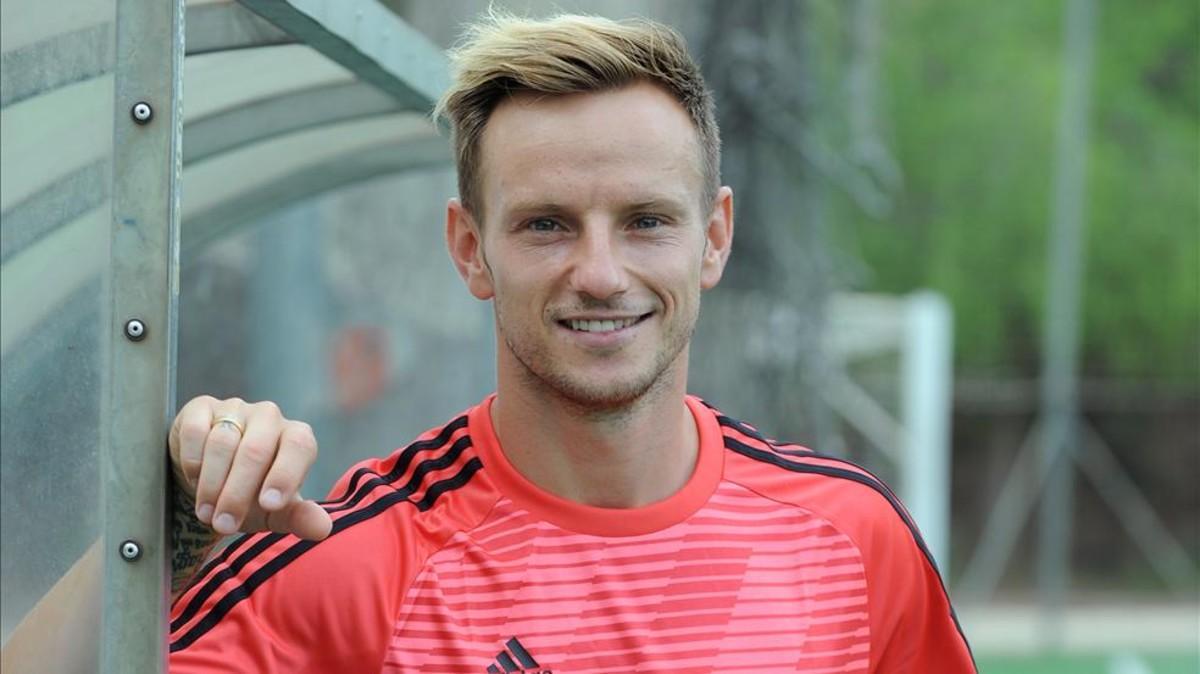 Rakitic, en las instalaciones de Brafa en Barcelona