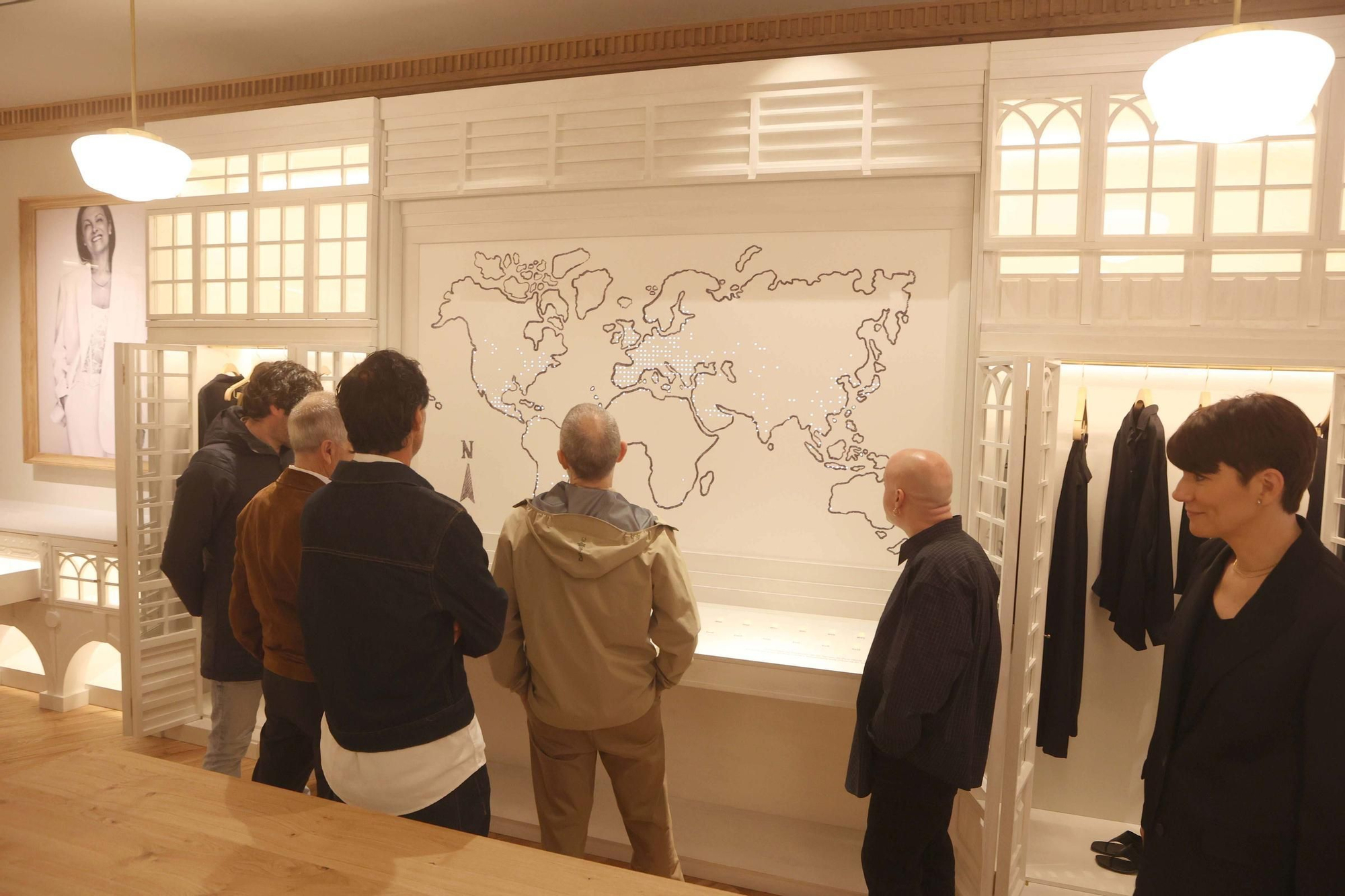Reinauguración de la primera tienda de Zara: un homenaje a la Marina y una colección exclusiva