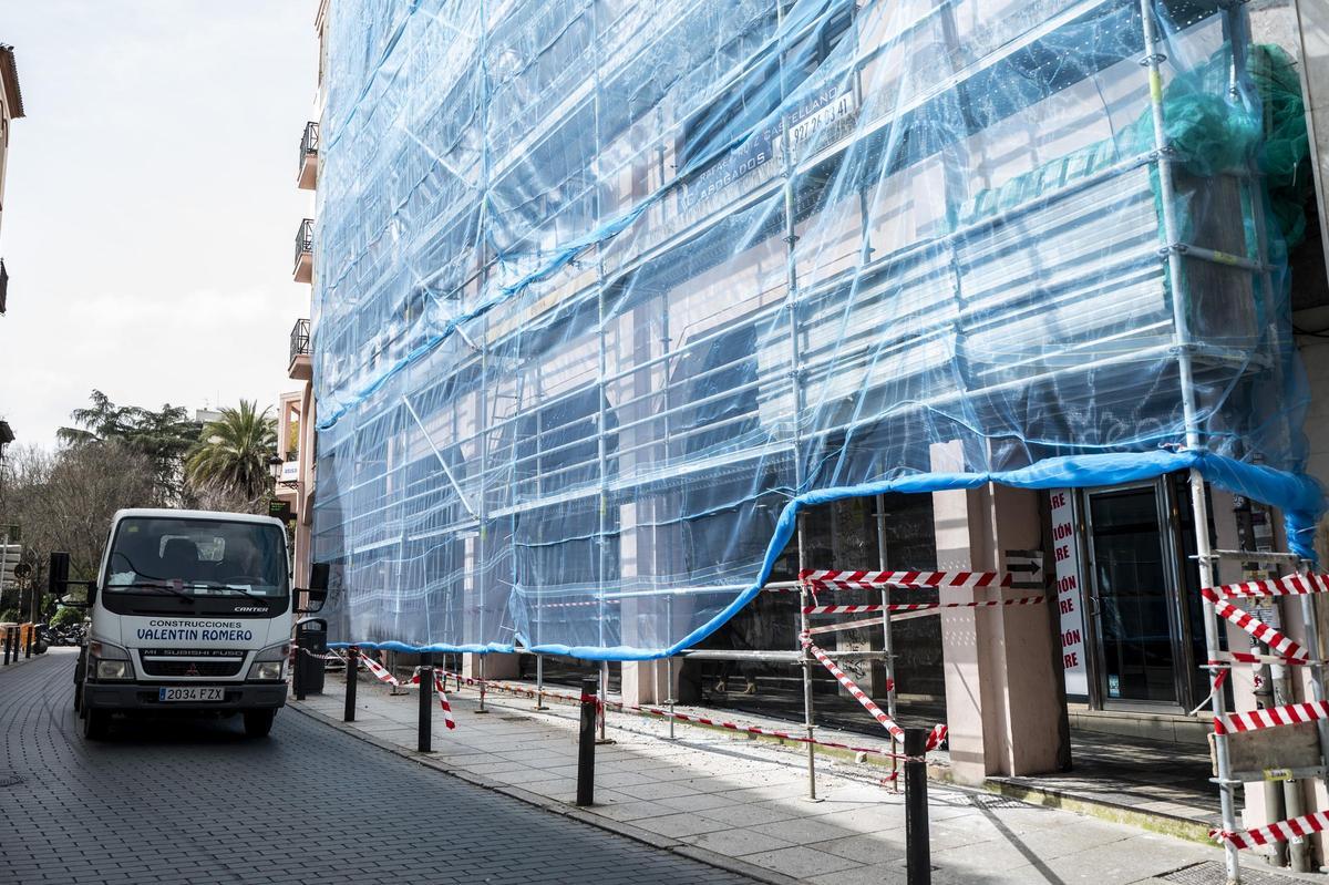 Obras de reforma en un edificio de la calle San Antón, que da acceso al casco antiguo de Cáceres.