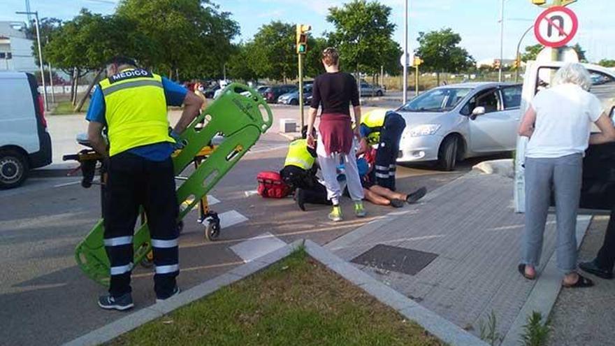 El personal de la ambulancia atiende al hombre herido en el atropello.