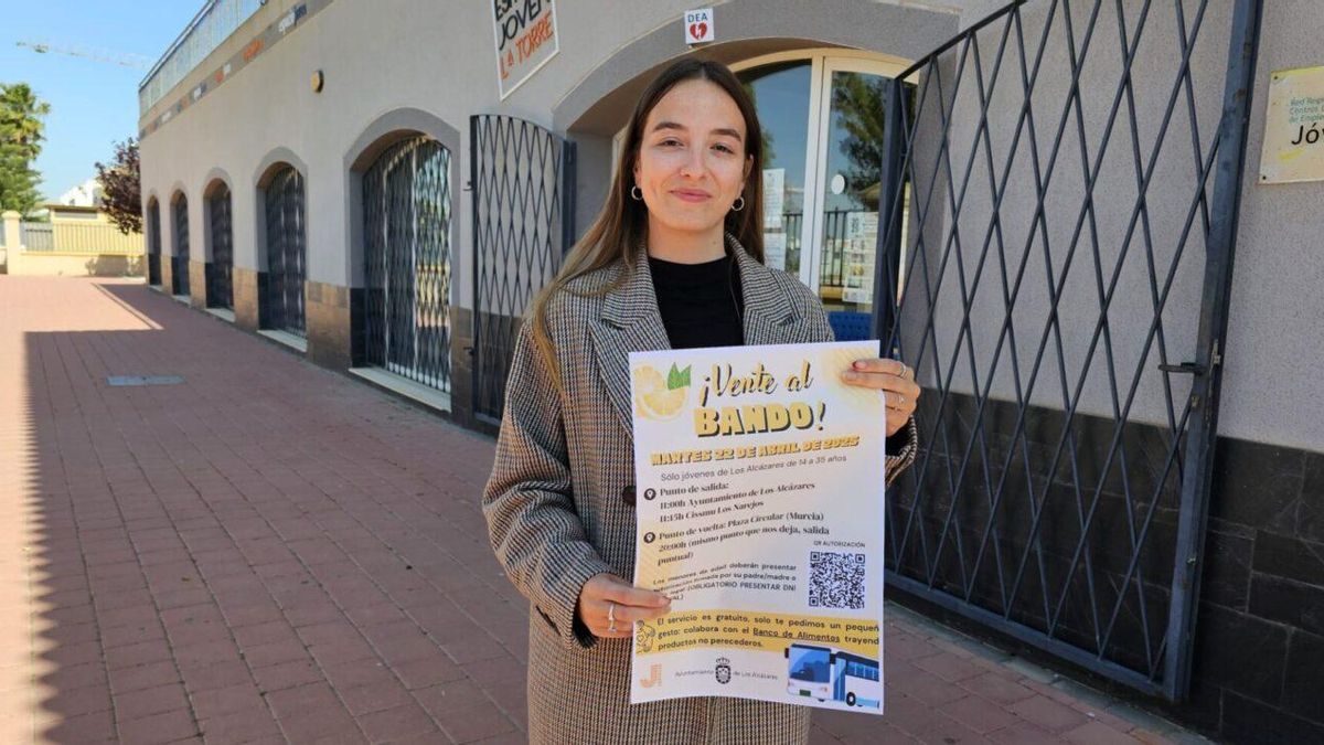 La concejala Claudia Muñoz presenta los autobuses gratis para ir al Bando de la Huerta.