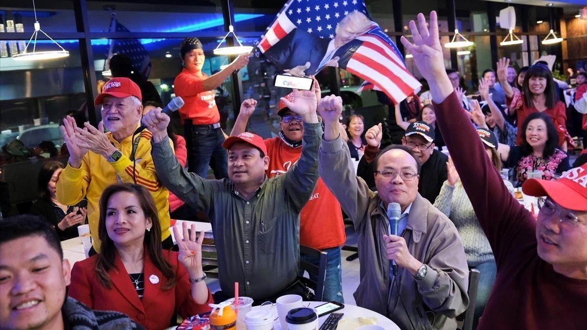 Los estadounidenses vietnamitas partidarios del presidente Trump, se reúnen para una fiesta en Houston, Texas.