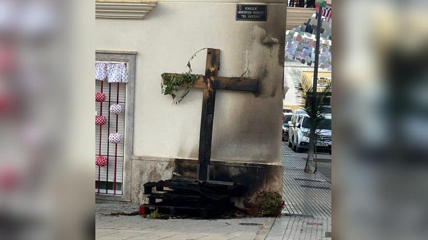 Incendian varias cruces de madrugada en Montilla en un reguero de actos vandálicos