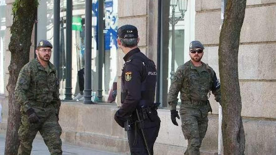 Efectivos de la Brilat y un policía, ayer en el Paseo. // Iñaki Osorio