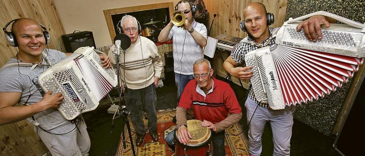 Por la izquierda, Vitaly Lagutik, Julio Antonio García, Ibon con la trompeta, Enrique Ardid y Valery Lagutik, durante la grabación.