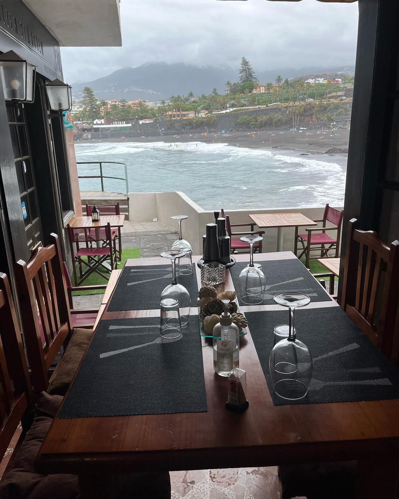 Das Pälzer Stübchen auf Teneriffa liegt direkt am Meer.