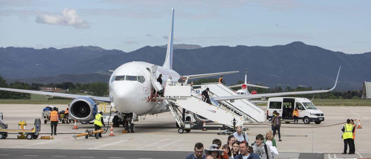 Passatgers baixant d’un avió de Jet2, a principis d’estiu, a l’aeroport de Girona.  | DAVID APARICIO