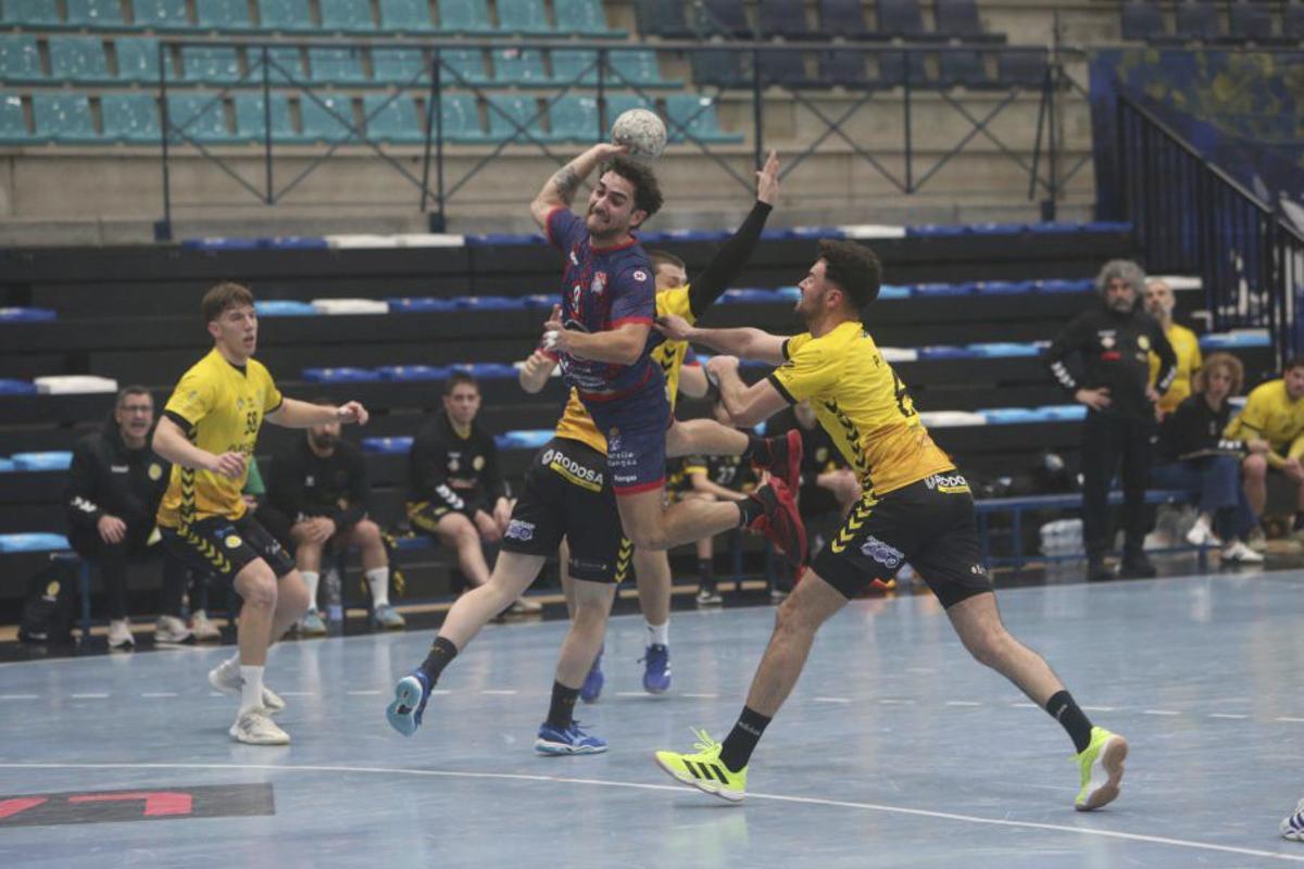 Moro intenta un lanzamiento en el duelo de ayer.