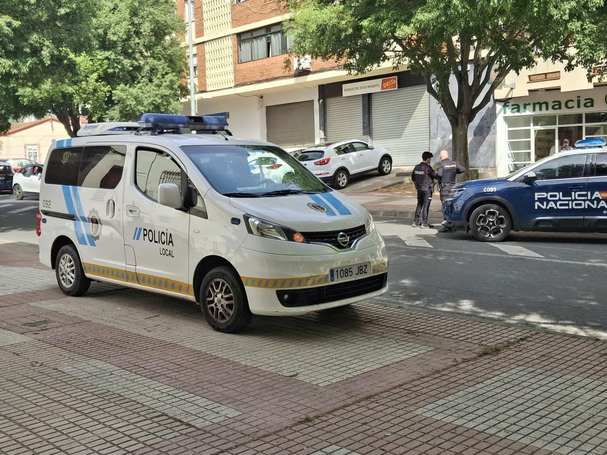 Las policías local y Nacional en el entorno de la farmacia de la avenida Santo Cristo de la Paz tras el tiroteo del pasado jueves por la tarde.