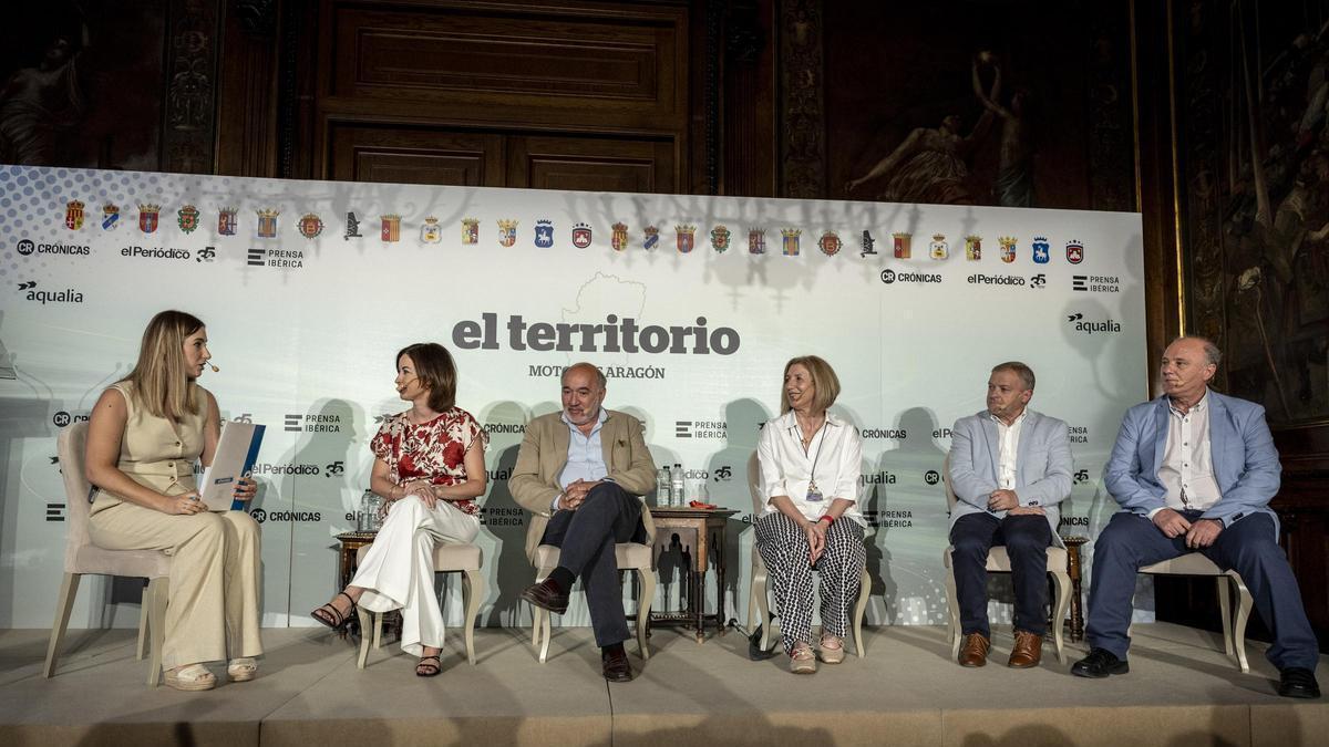De izquierda a derecha: la periodista de EL PERIÓDICO DE ARAGÓN, Laura Carnicer; a continuación, los alcaldes y alcaldesas: Teresa Ladrero, José Manuel Aranda, Manuela Berges, Eduardo Arilla y Ángel Noé Latorre.