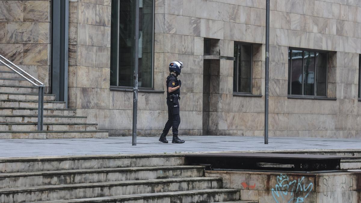 Amenaza de bomba en Oviedo: desalojan el Centro Cívico y acordonan la zona