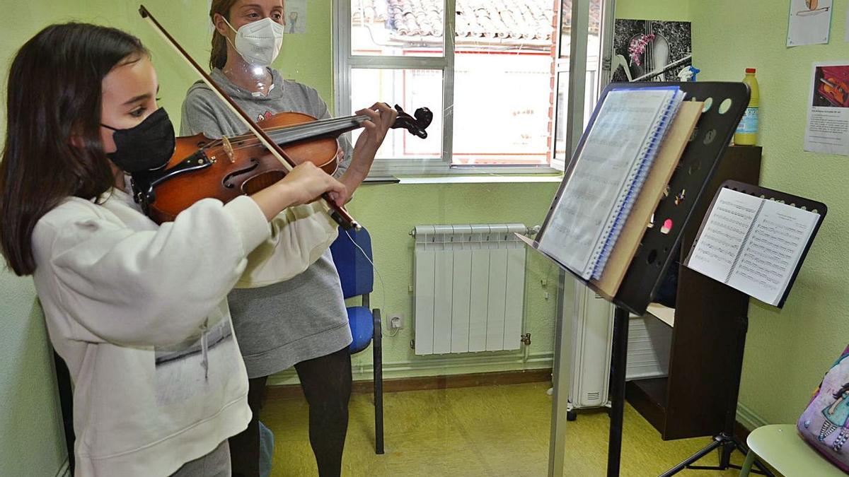 Una de las clases de violín en la Escuela de Música. | E. P.