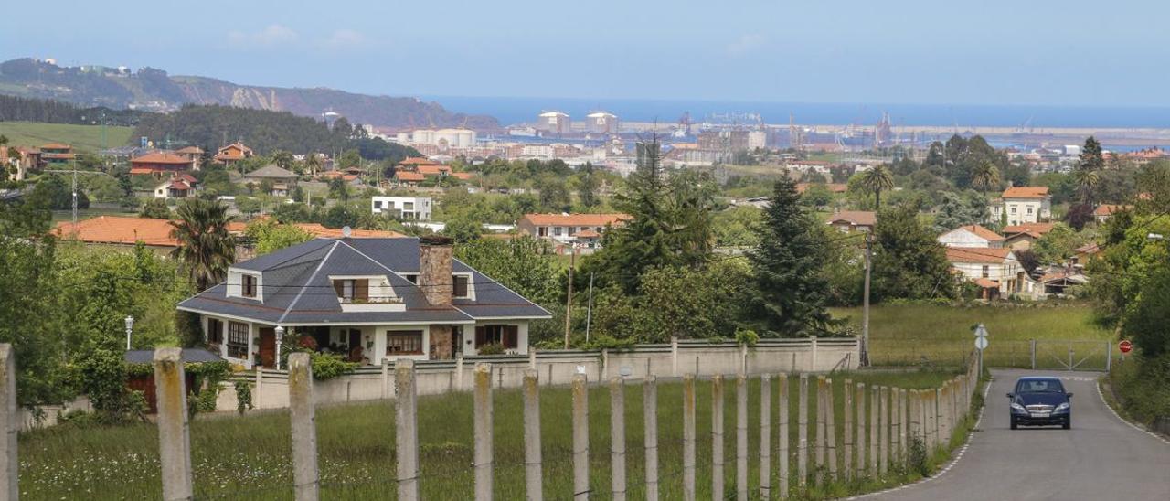 La ciudad de Gijón desde La Pedrera. | PABLO SOLARES