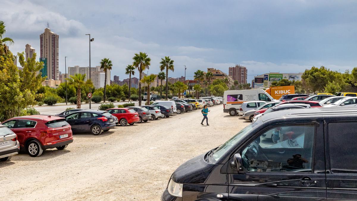 El parking disuasorio de la avenida de Beniardá, con capacidad para unos 1.800 vehículos, seguirá funcionando para residentes y no residentes mientras duren las obras.