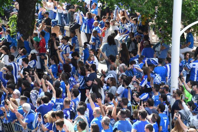 Multitudinario recibimiento de la afición al Dépor en Riazor antes del partido contra el Castellón