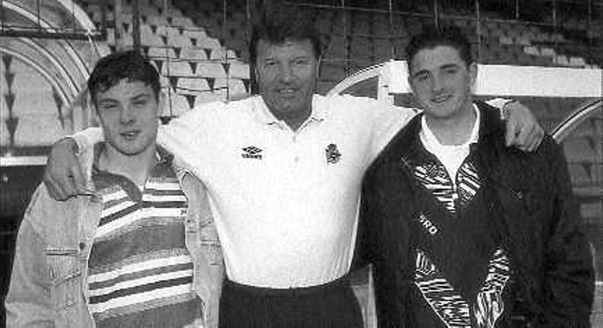 Toshack, con David (a su derecha) y Viqueira, en Riazor. / l. o.