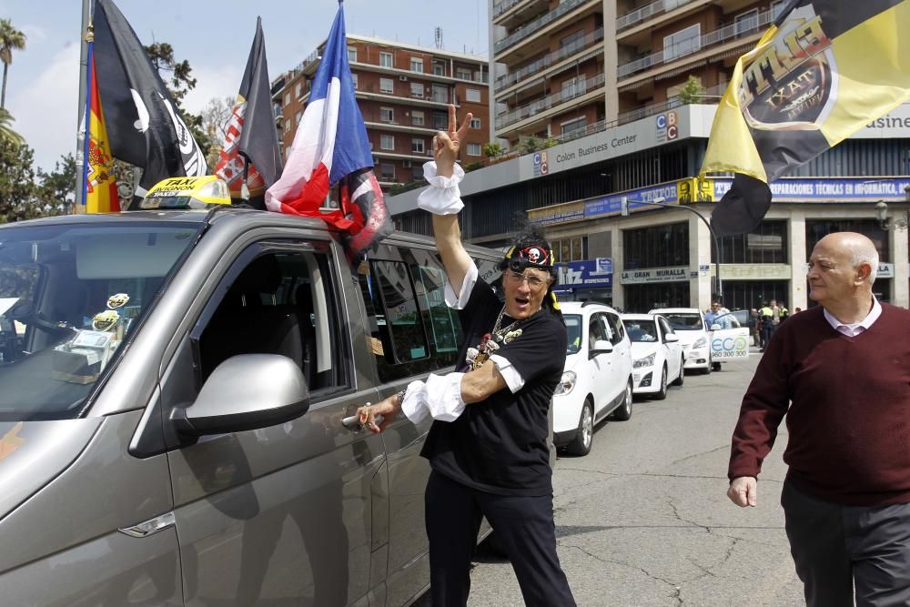 Los taxistas marchan contra los coches con conductor