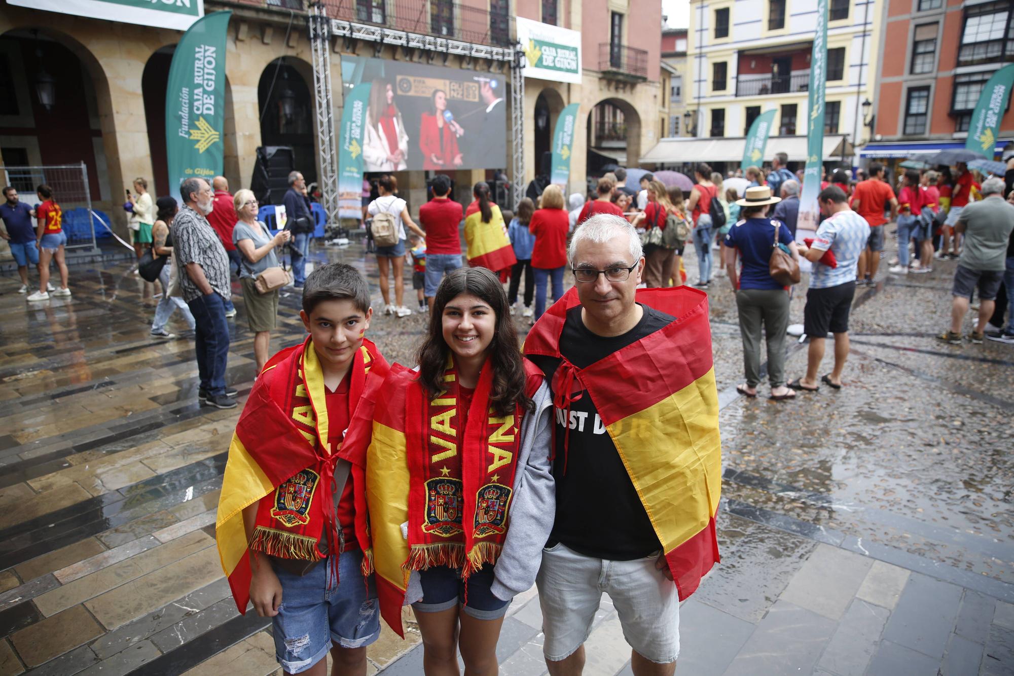 Gijón se vuelca (pese a la lluvia) animando a España en la final del Mundial de fútbol femenino