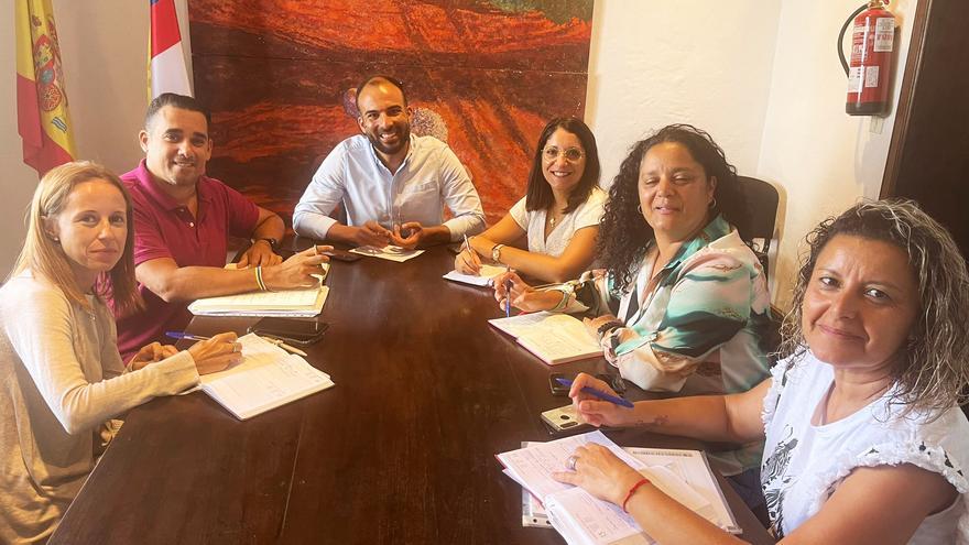 Yoné Caraballo se compromete a hacer seguimiento de los intereses de Yaiza en el Parlamento de Canarias