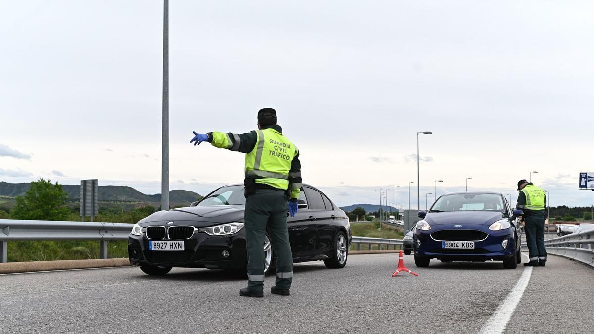 GRAF5507. MADRID, 14/05/2020.- Miembros de la Guardia Civil realizan un control de carretera este jueves en la A2, en el límite entre la Comunidad de Madrid y la provincia de Guadalajara, para evitar desplazamientos no autorizados con motivo del puente de San Isidro. EFE/ Fernando Villar