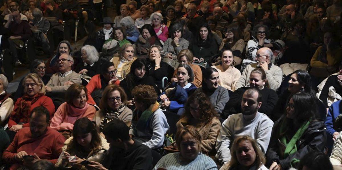 El teatro pontevedrés se volvió a llenar para la ocasión. |  R.V.