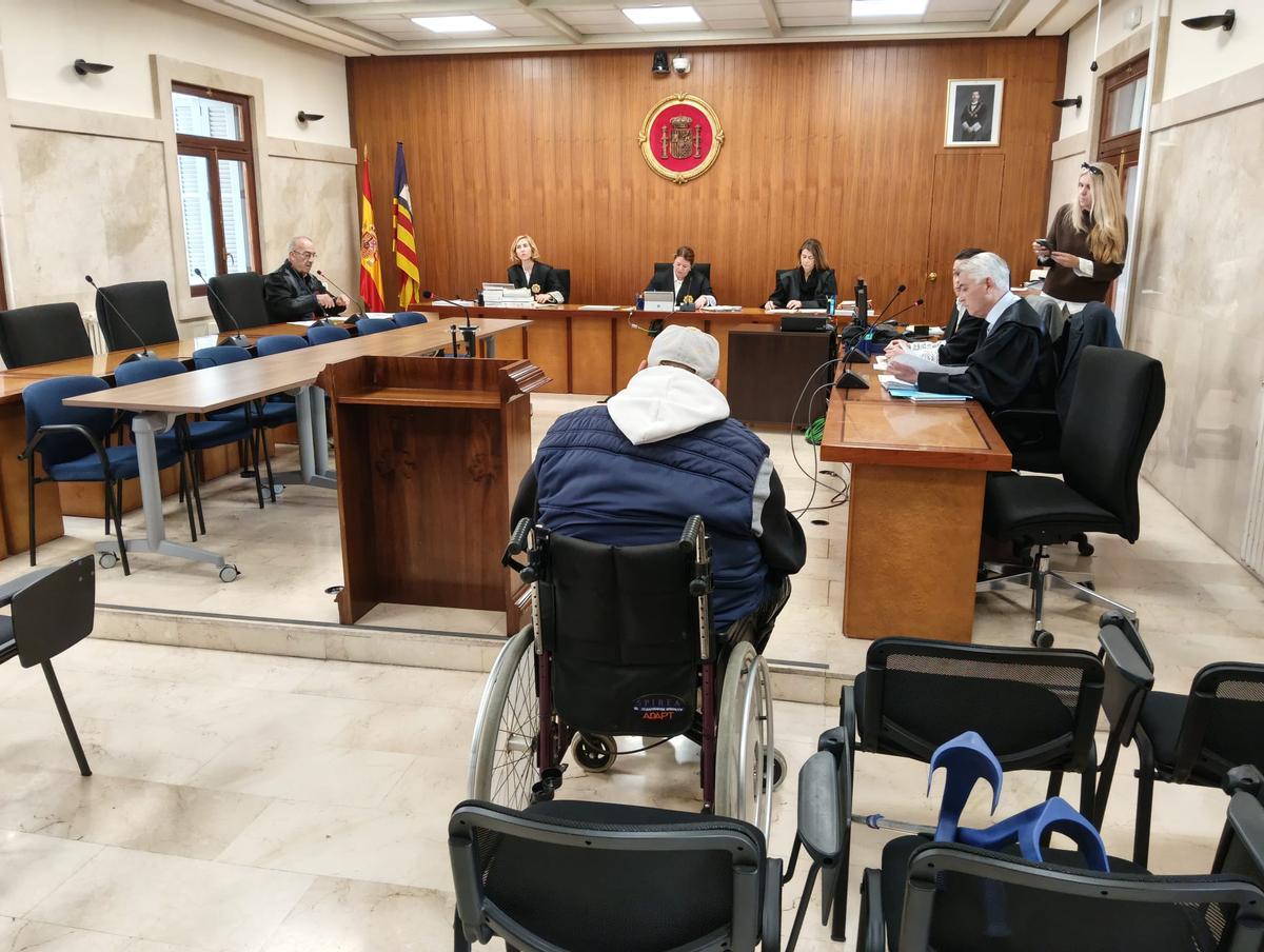 El acusado, durante el juicio que se celebra en la Audiencia Provincial de Palma.
