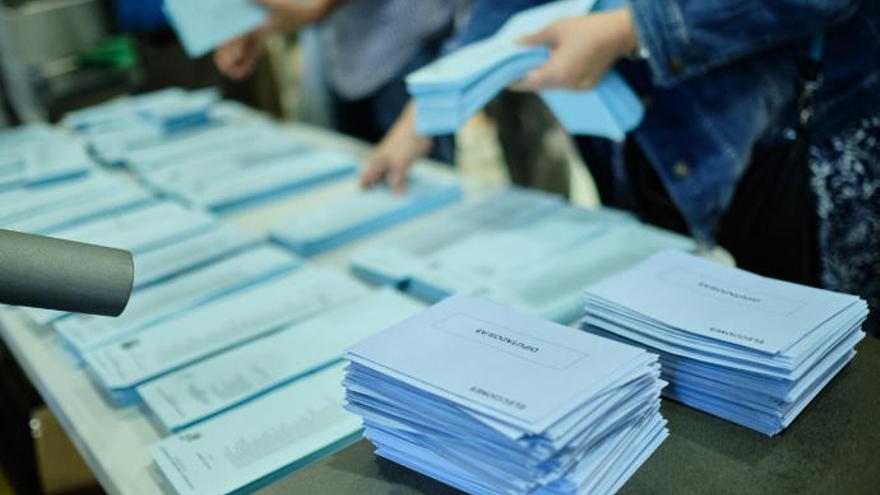 Un votante elige la papeleta de su partido durante el proceso electoral celebrado en la jornada de ayer.