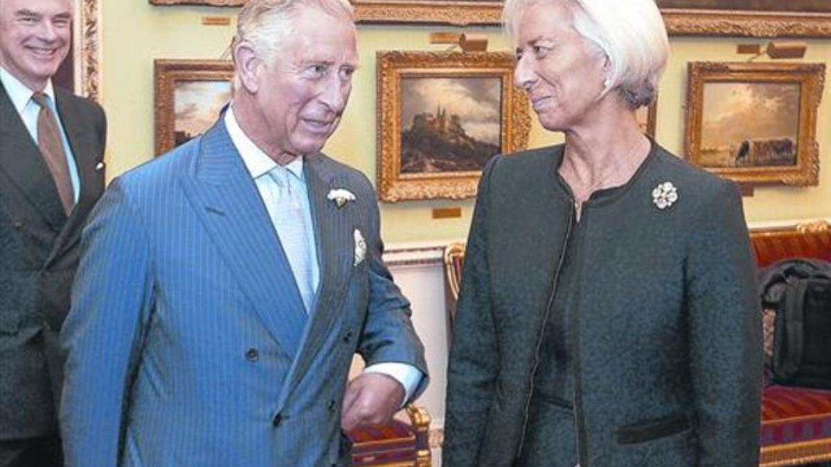El príncipe de Gales con la presidenta del FMI, Christine Largade, ayer, en Londres.