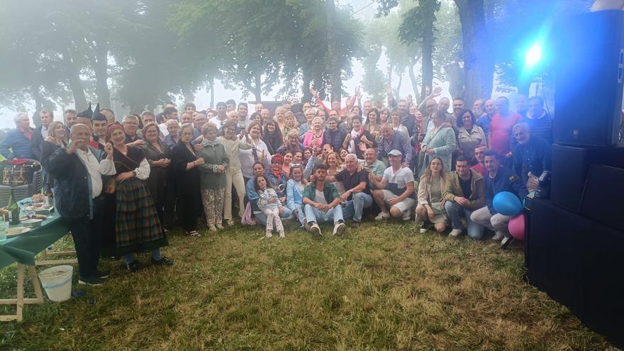 Fiesta sorpresa para Ángela Pérez y Manel Arias, de Casa Emburria: “Será una leyenda imborrable de nuestro pueblo”