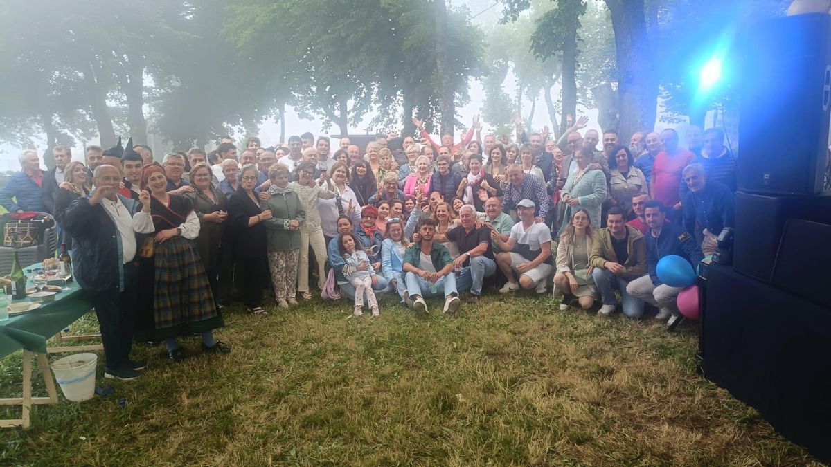 Asistentes a la fiesta de jubilación de Casa Emburria en el campo San Roque.