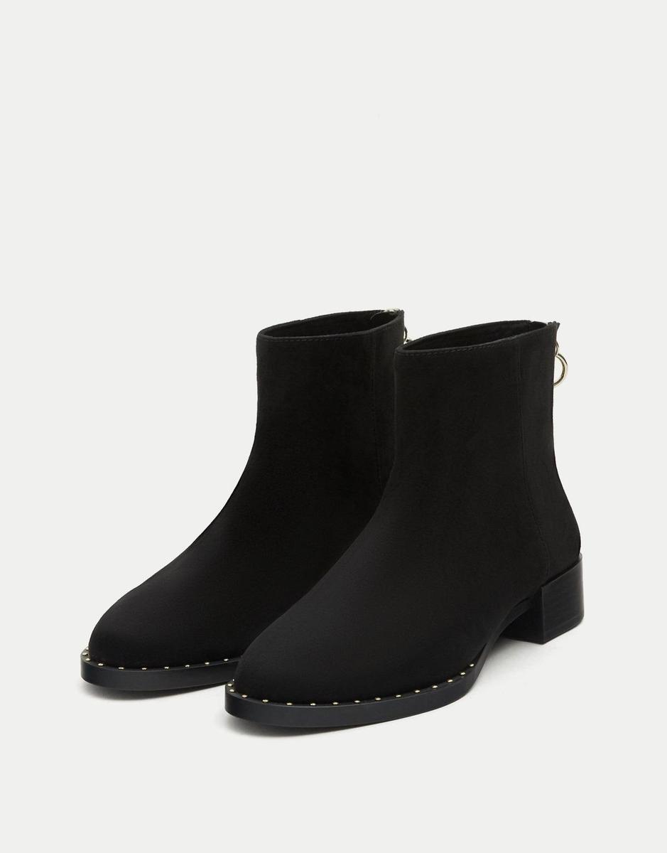 Botines planos de Pull &amp; Bear (Precio: 19,99 euros)