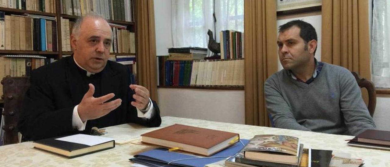 El abad de Covadonga y el alcalde de Cangas de Onís, en el despacho del primero, en el santuario, durante una reunión que mantuvieron el pasado mes de octubre.