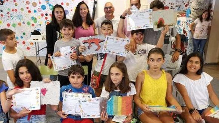 Los niños del Aula da Natureza con sus diplomas. // S. Alvarez